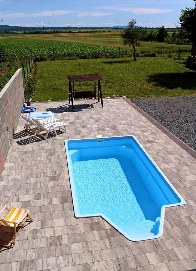 Yosefsfeld Bed & Breakfast Kutjevo Екстериор снимка