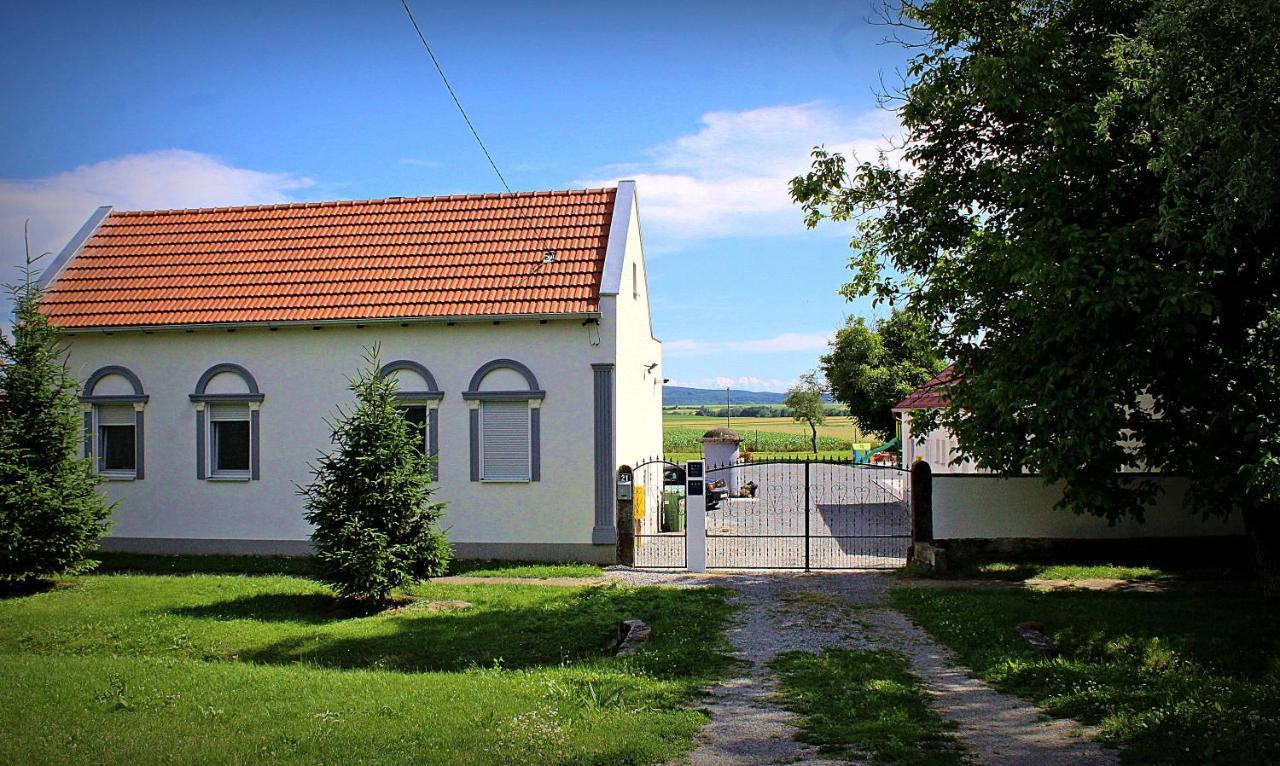 Yosefsfeld Bed & Breakfast Kutjevo Екстериор снимка