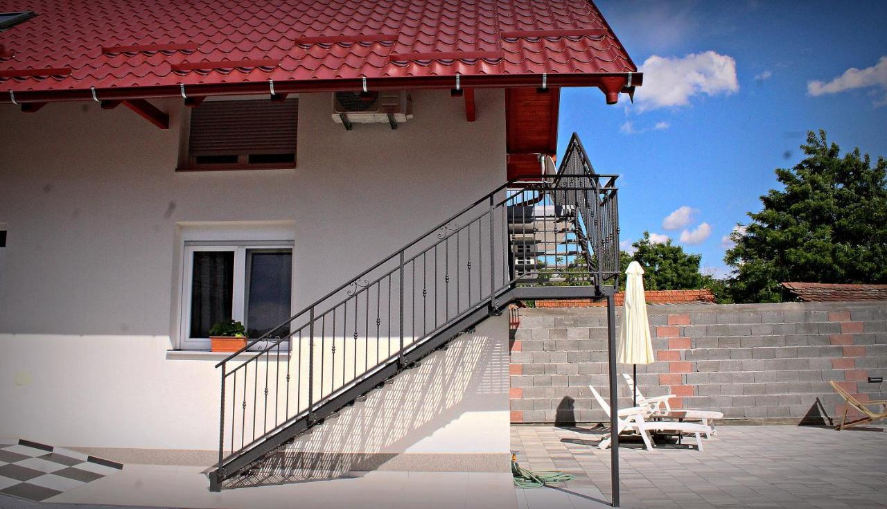 Yosefsfeld Bed & Breakfast Kutjevo Екстериор снимка