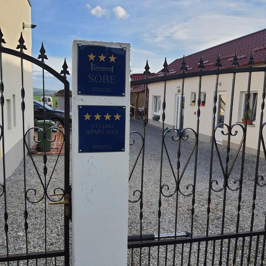 Yosefsfeld Bed & Breakfast Kutjevo Екстериор снимка